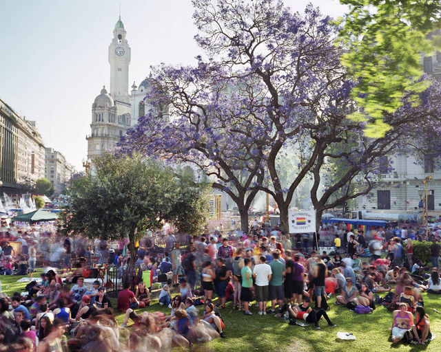 Martin Roemers, Archival pigment print, Plaza de Mayo, Barrio de Montserrat, Buenos Aires, Argentina, 2014