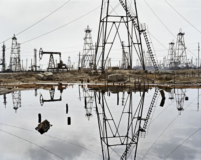 Edward Burtynsky, C-print , SOCAR Oil Fields #3 Baku, Azerbaijan, 2006