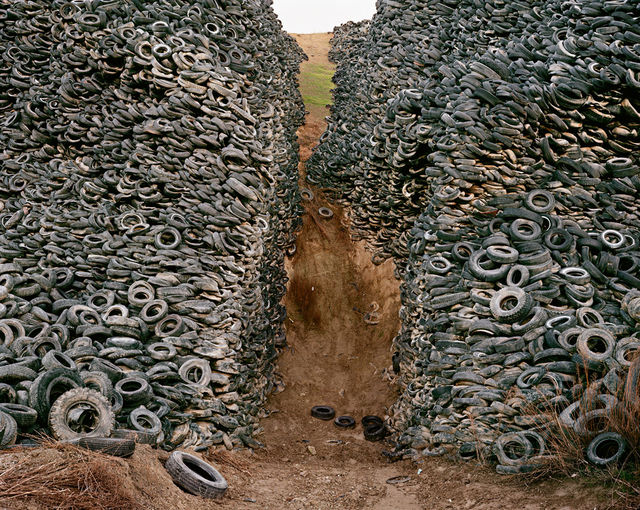 Edward Burtynsky, C-print , Oxford Tire Pile #8 Westley, California, USA, 1999