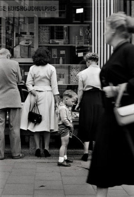 Eddy Posthuma de Boer, Archival Pigment Print, Bijenkorf etalage - Damrak, Amsterdam, 1955